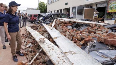 New York : Une tempête renverse un bombardier et arrache le toit d'une ancienne église