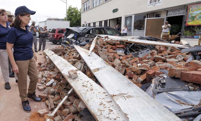 New York : Une tempête renverse un bombardier et arrache le toit d'une ancienne église