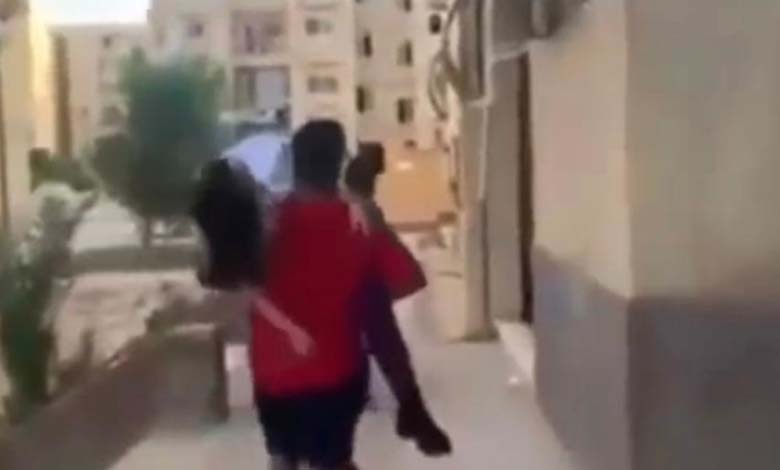 Égypte.. Un homme poignarde sa femme en plein milieu de la rue