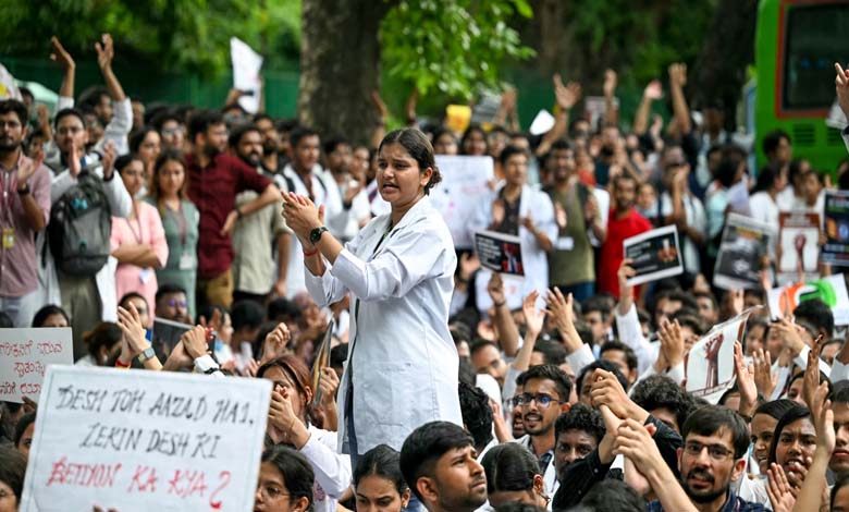 Inde : Les médecins refusent de mettre fin aux protestations après le viol et le meurtre de leur collègue