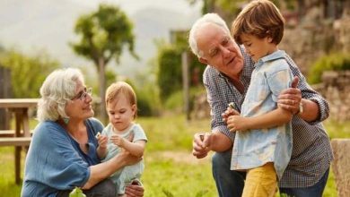 Raisons pour lesquelles les personnes âgées agissent comme des enfants