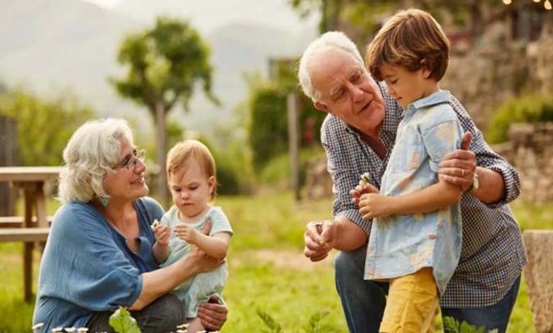 Raisons pour lesquelles les personnes âgées agissent comme des enfants