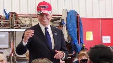 Biden et la casquette de Trump : Une nouvelle gaffe ou un geste noble ?