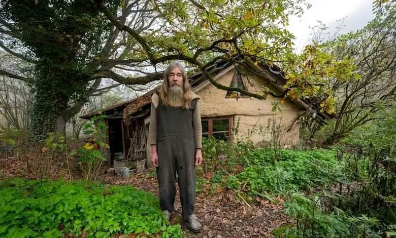 Dans une cabane perchée... Un octogénaire mène une vie "inhabituelle" 