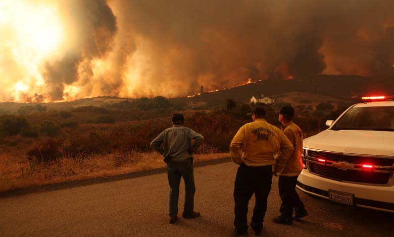 Les incendies ravagent près de Los Angeles et détruisent des dizaines de maisons