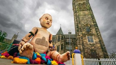 Une poupée géante "effrayante" choque les habitants de Rochdale au Royaume-Uni