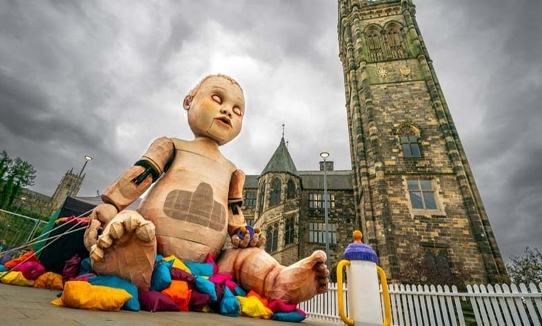 Une poupée géante "effrayante" choque les habitants de Rochdale au Royaume-Uni