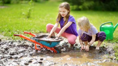 Comment jouer dans la boue renforce le système immunitaire des enfants