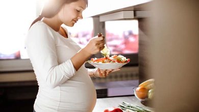 Pourquoi certaines femmes enceintes ont-elles envie de manger des substances non alimentaires, comme de la terre ?