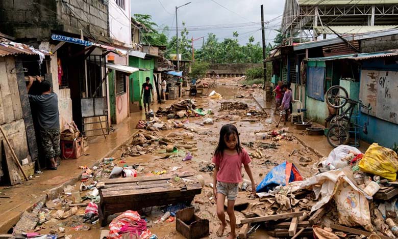 Après une série de tempêtes, le typhon Toraji frappe les Philippines