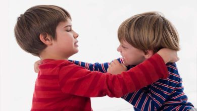Comment empêcher votre jeune enfant de frapper les autres ?