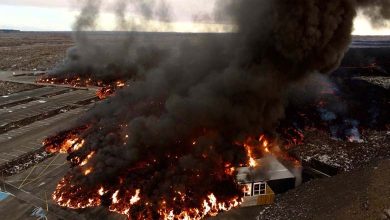 Une éruption volcanique recouvre un parking dans une station balnéaire en Islande