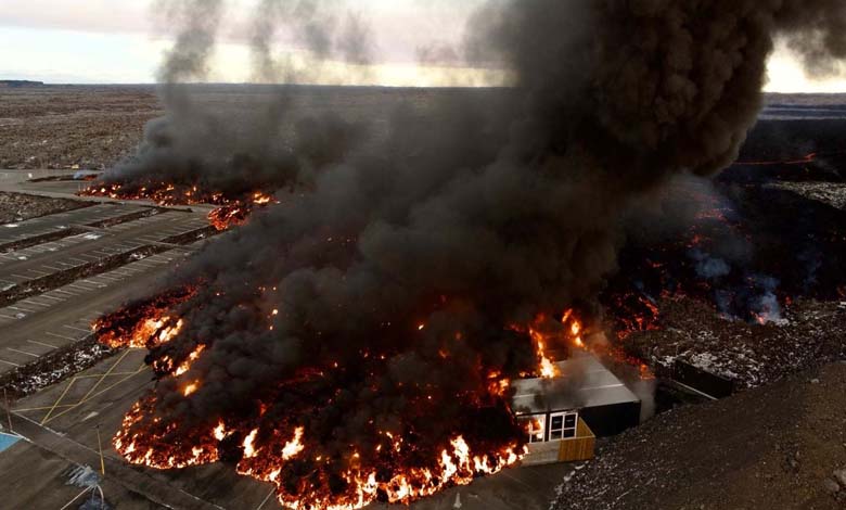 Une éruption volcanique recouvre un parking dans une station balnéaire en Islande