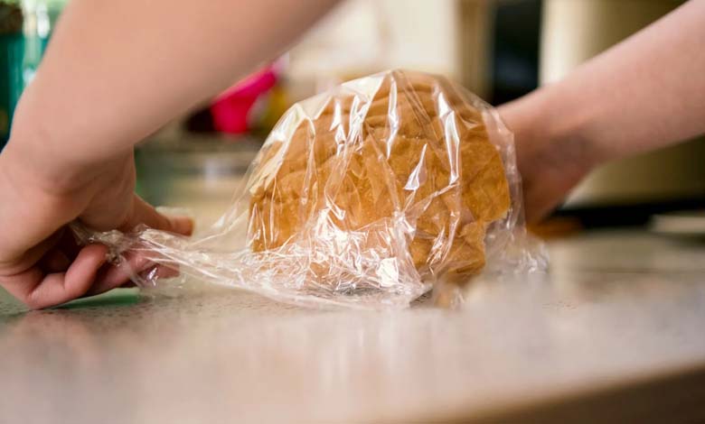 Le plastique dans nos assiettes : des aliments devenus une menace pour la santé