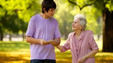 "Mettez l’accent sur les aspects positifs" : Comment parler aux personnes âgées de la perte de mémoire