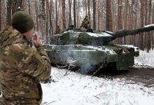 Troisième anniversaire de la guerre : l’Ukraine entre inquiétude sur le front et incertitudes politiques