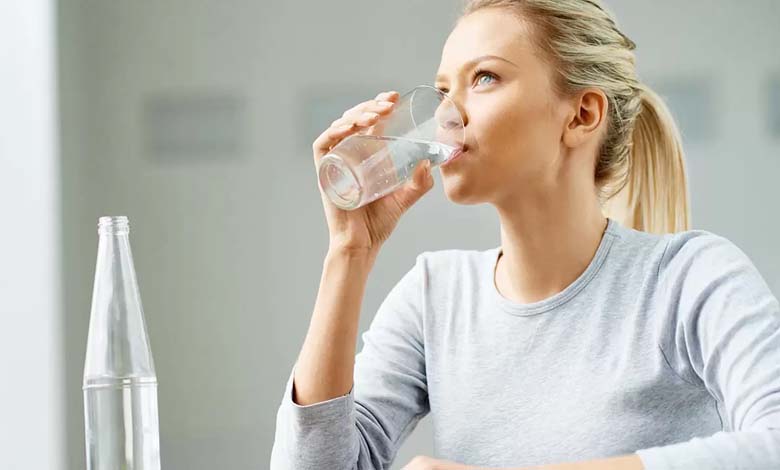 La manière dont vous buvez de l’eau influence la jeunesse de votre corps