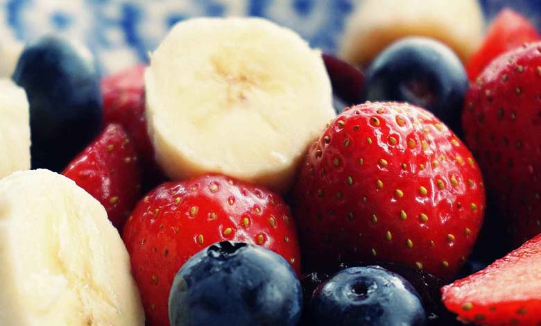 Comment la banane influence-t-elle les bienfaits du jus de fruits rouges ?