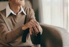 Comment la maladie de Parkinson affecte-t-elle émotionnellement les personnes âgées ?