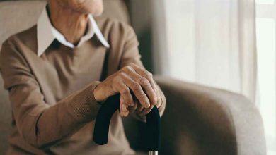 Comment la maladie de Parkinson affecte-t-elle émotionnellement les personnes âgées ?
