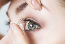 Il faut les retirer : les lentilles de contact, un danger invisible sous la douche