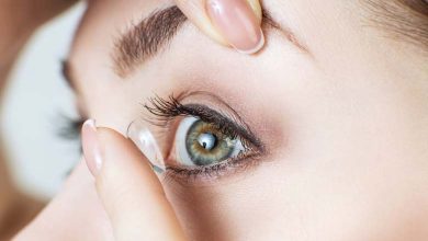 Il faut les retirer : les lentilles de contact, un danger invisible sous la douche