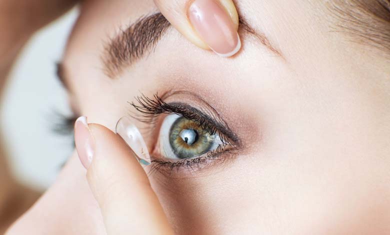Il faut les retirer : les lentilles de contact, un danger invisible sous la douche