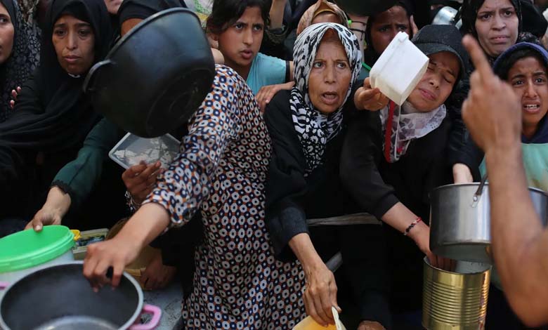 La faim devance l’aide… Des affamés prennent d’assaut un entrepôt alimentaire à Gaza au milieu d’un effondrement humanitaire