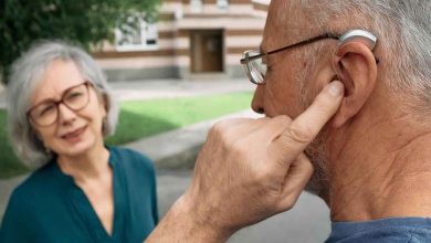 Les Appareils Auditifs Réduisent le Sentiment de Solitude chez les Personnes Âgées