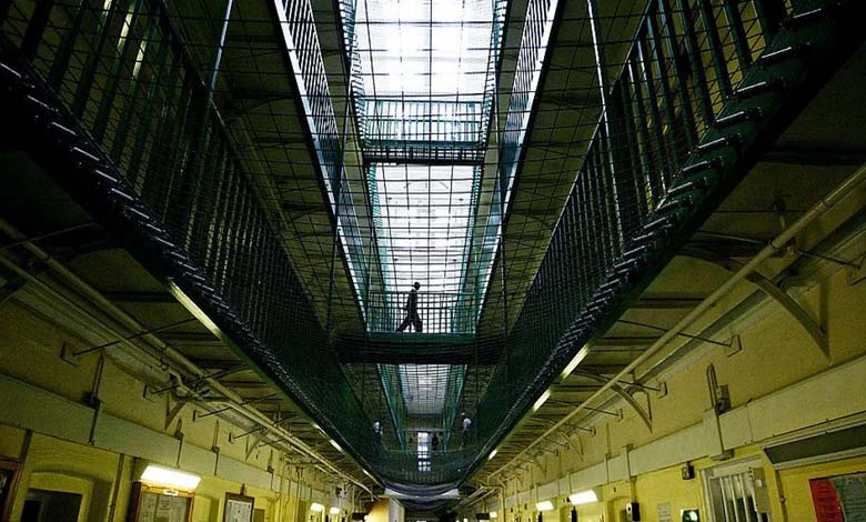 Choc dans les prisons britanniques : Les Frères musulmans infiltrent... et les armes arrivent par drones