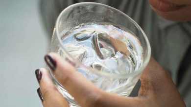 Est-ce que boire de l’eau froide aide vraiment à brûler les graisses ?