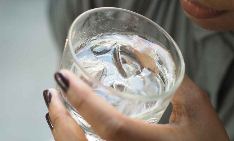 Est-ce que boire de l’eau froide aide vraiment à brûler les graisses ?