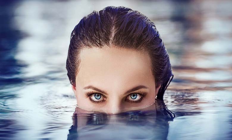 Une experte met en garde contre les effets dévastateurs de la natation avec des lentilles de contact
