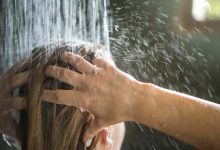 Se doucher juste après avoir mangé : un geste banal aux conséquences possibles sur le système digestif