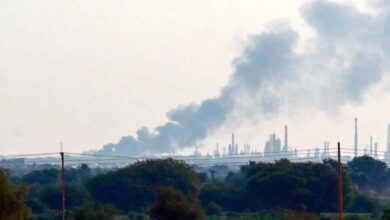 Ciblages stratégiques secouent le Soudan : attaque contre la raffinerie d’Al-Jaili et mort du général Abou Obeida