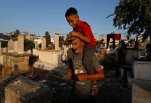 Des déplacés dans un cimetière : les vivants de Gaza implorent la compagnie des morts