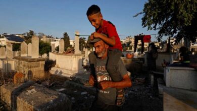 Des déplacés dans un cimetière : les vivants de Gaza implorent la compagnie des morts