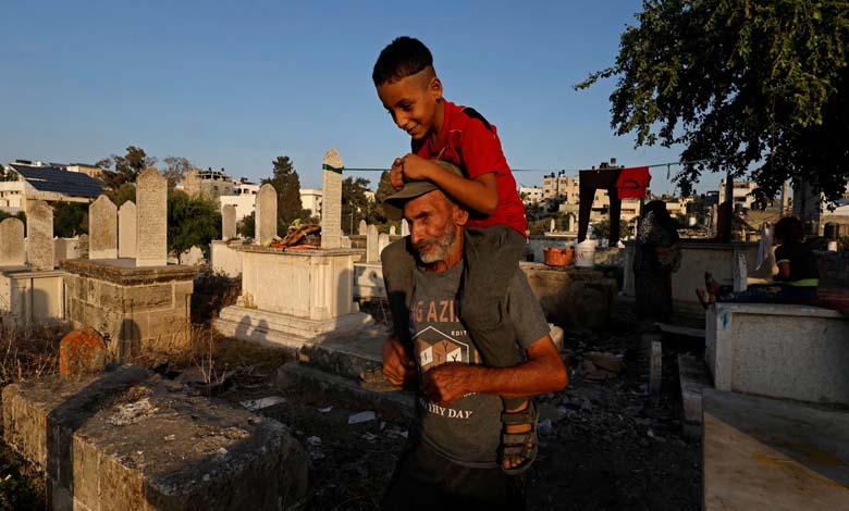 Des déplacés dans un cimetière : les vivants de Gaza implorent la compagnie des morts