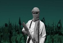 Comment les groupes extrémistes cachent-ils leurs crimes derrière des citations de philosophes et des penseurs d’internet ?