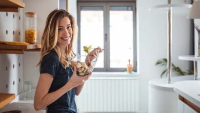 Manger debout : une habitude moderne aux conséquences insoupçonnées sur la digestion et la santé