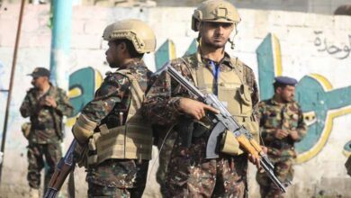 Nourriture contre loyauté… comment les Houthis ont transformé leurs zones de contrôle en grande prison ?