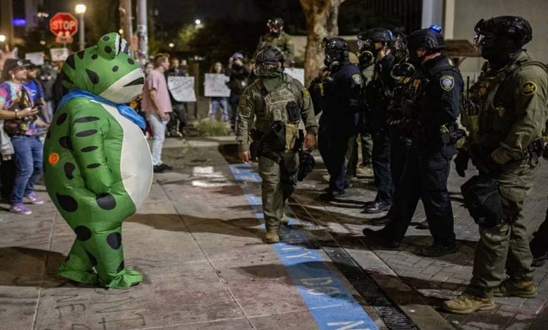 Un grenouille, un poulet et un dinosaure contre Trump : une protestation satirique des démocrates