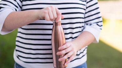 Boire dans des bouteilles en cuivre : une habitude saine aux risques cachés