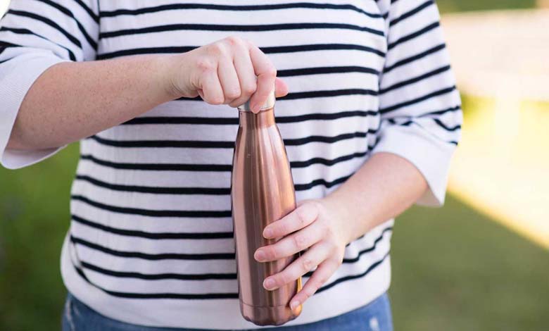 Boire dans des bouteilles en cuivre : une habitude saine aux risques cachés