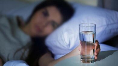 Boire de l’eau avant de dormir : entre bénéfices et risques