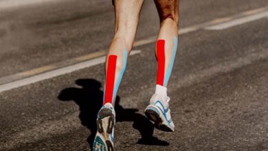 Le ruban de kinésiologie : améliore-t-il vraiment la performance sportive ou n’est-ce qu’un effet placebo ?