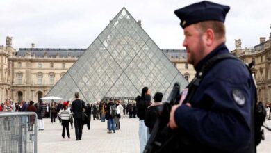 L’extrémisme frappe aux portes de la France en pleine crise politique