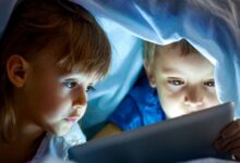L’impact du bleu lumineux sur le sommeil des enfants : que disent réellement les recherches scientifiques ?
