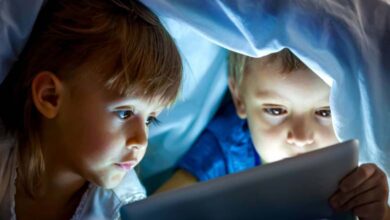 L’impact du bleu lumineux sur le sommeil des enfants : que disent réellement les recherches scientifiques ?