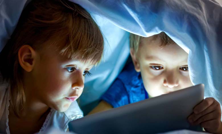 L’impact du bleu lumineux sur le sommeil des enfants : que disent réellement les recherches scientifiques ?